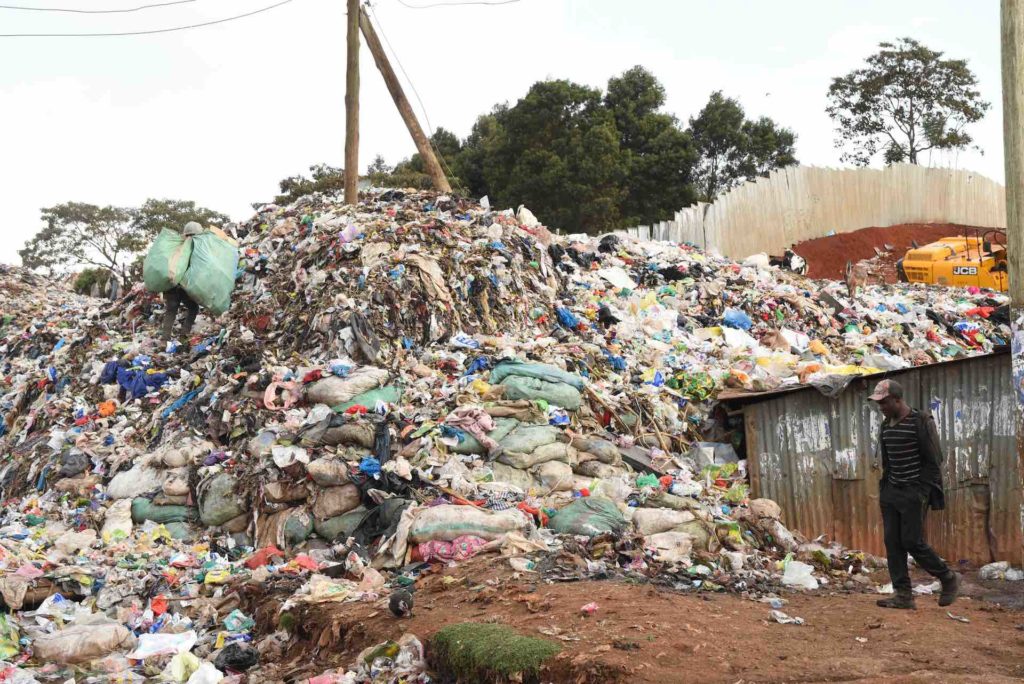 Nye avsløringer om motebransjen: EU-land dumper 37 millioner plastikk-klær i Kenya